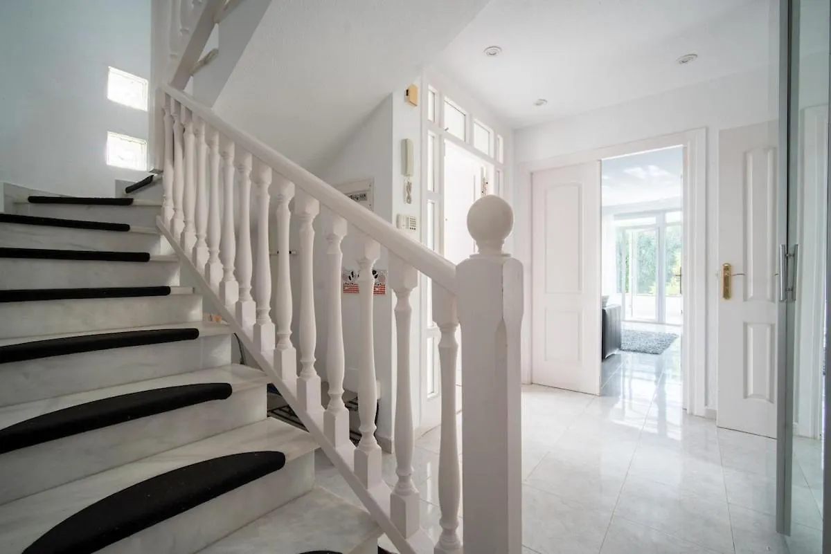 Stunning Townhouse In Los Pacos فوينخيرولا 0*,  إسبانيا